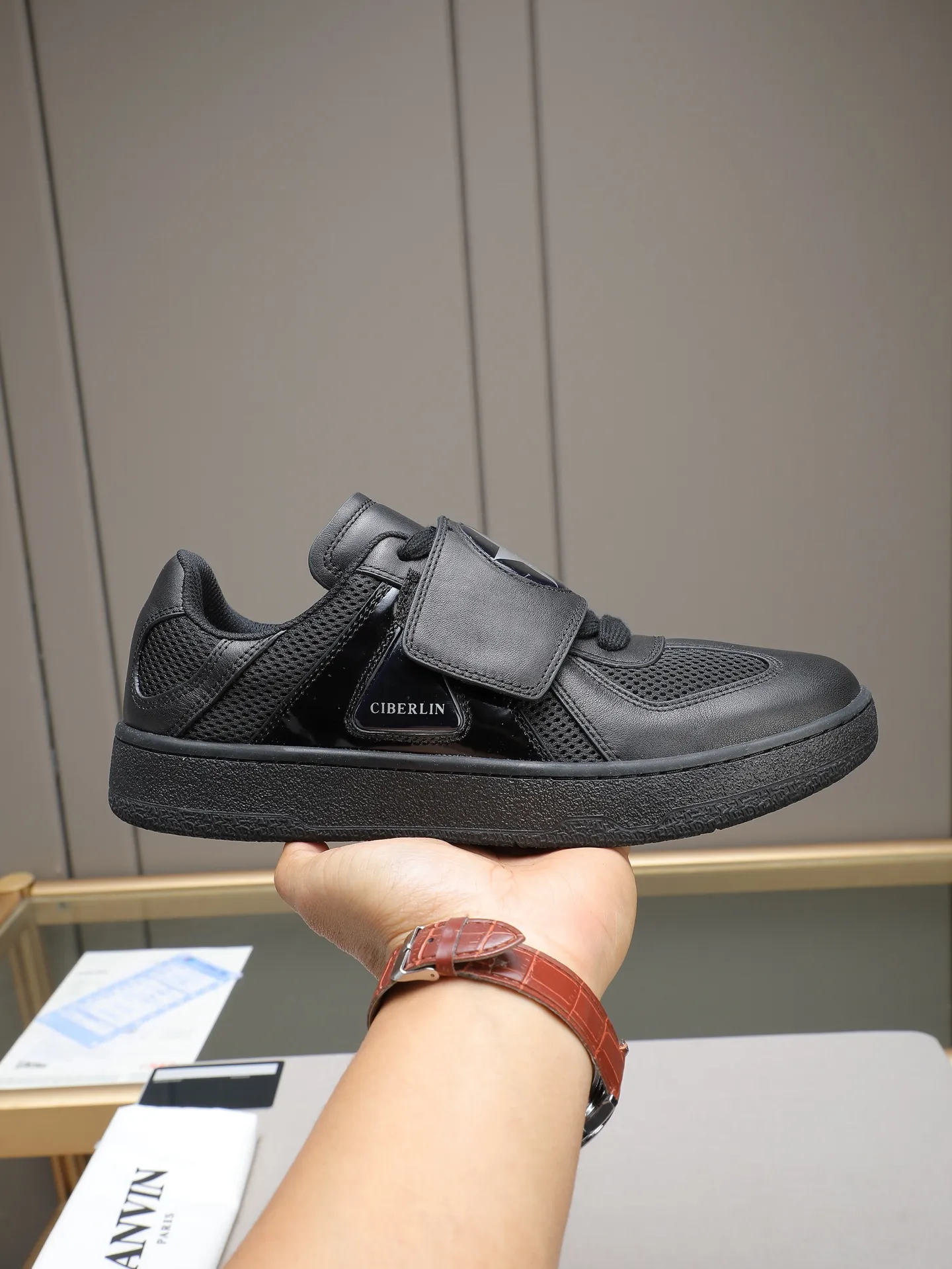 Men's shoes 💰600 [LANVIN] The latest fashionable item! High quality CLAY series‼ ️ The latest trendy products of the season 🌈Many bloggers have planted grass and purchased the original open-mold customization. The upper and outsole are sewn with mark threads without edge sealing. Multiple material splicing combination design. Very versatile for fashionable and casual wear. Comfortable on the feet. Self-recommended. Upper cowhide + cow suede + breathable mesh lining. Foot-padding cowhide. Exclusive original open-mold clear logo rubber outsole ⚠️38-44 (customized for 45)